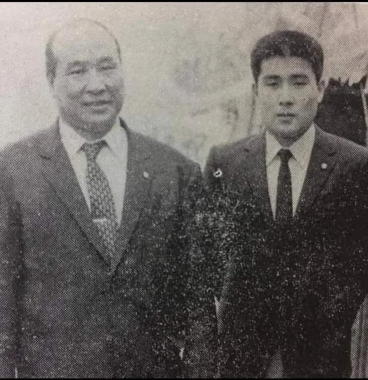 Mas Oyama dan Soeno mengenakan setelan jas