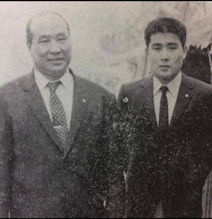 Mas Oyama dan Soeno mengenakan setelan jas